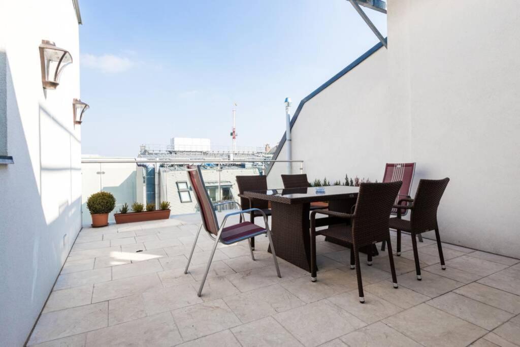 Grosses Penthouse #12 Mit Terrasse Und Aussicht Appartement Wenen Buitenkant foto