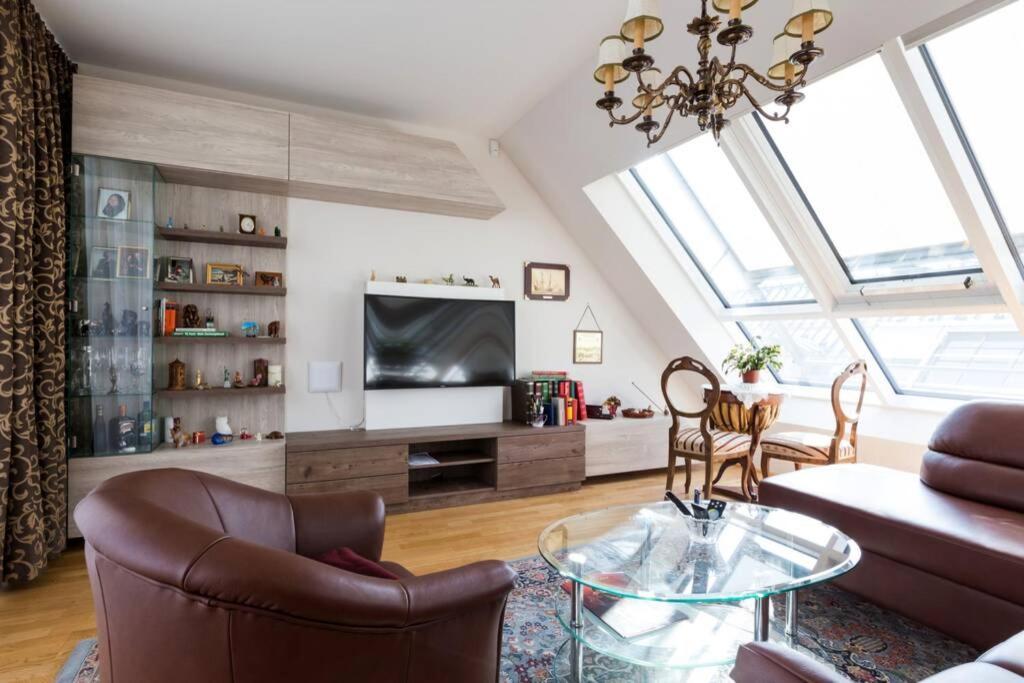 Grosses Penthouse #12 Mit Terrasse Und Aussicht Appartement Wenen Buitenkant foto