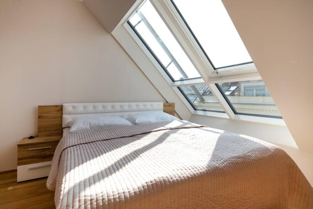 Grosses Penthouse #12 Mit Terrasse Und Aussicht Appartement Wenen Buitenkant foto