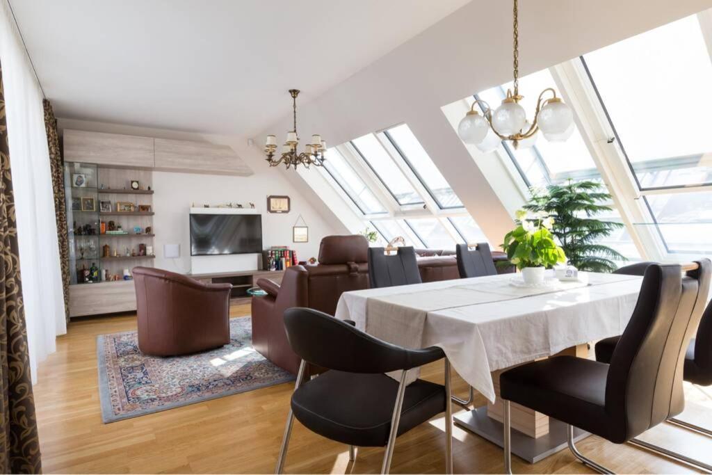Grosses Penthouse #12 Mit Terrasse Und Aussicht Appartement Wenen Buitenkant foto