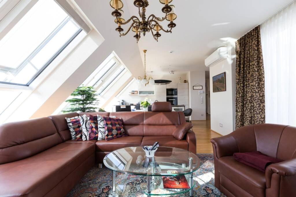Grosses Penthouse #12 Mit Terrasse Und Aussicht Appartement Wenen Buitenkant foto